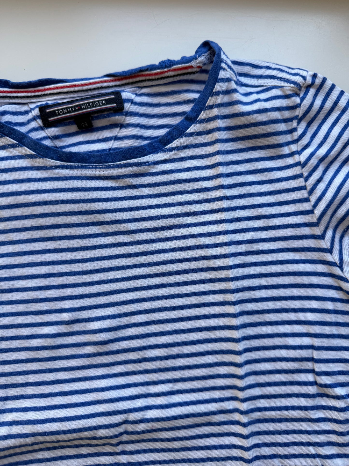 TOMMY HILFIGER T-Shirt blau weiß gestreift 128