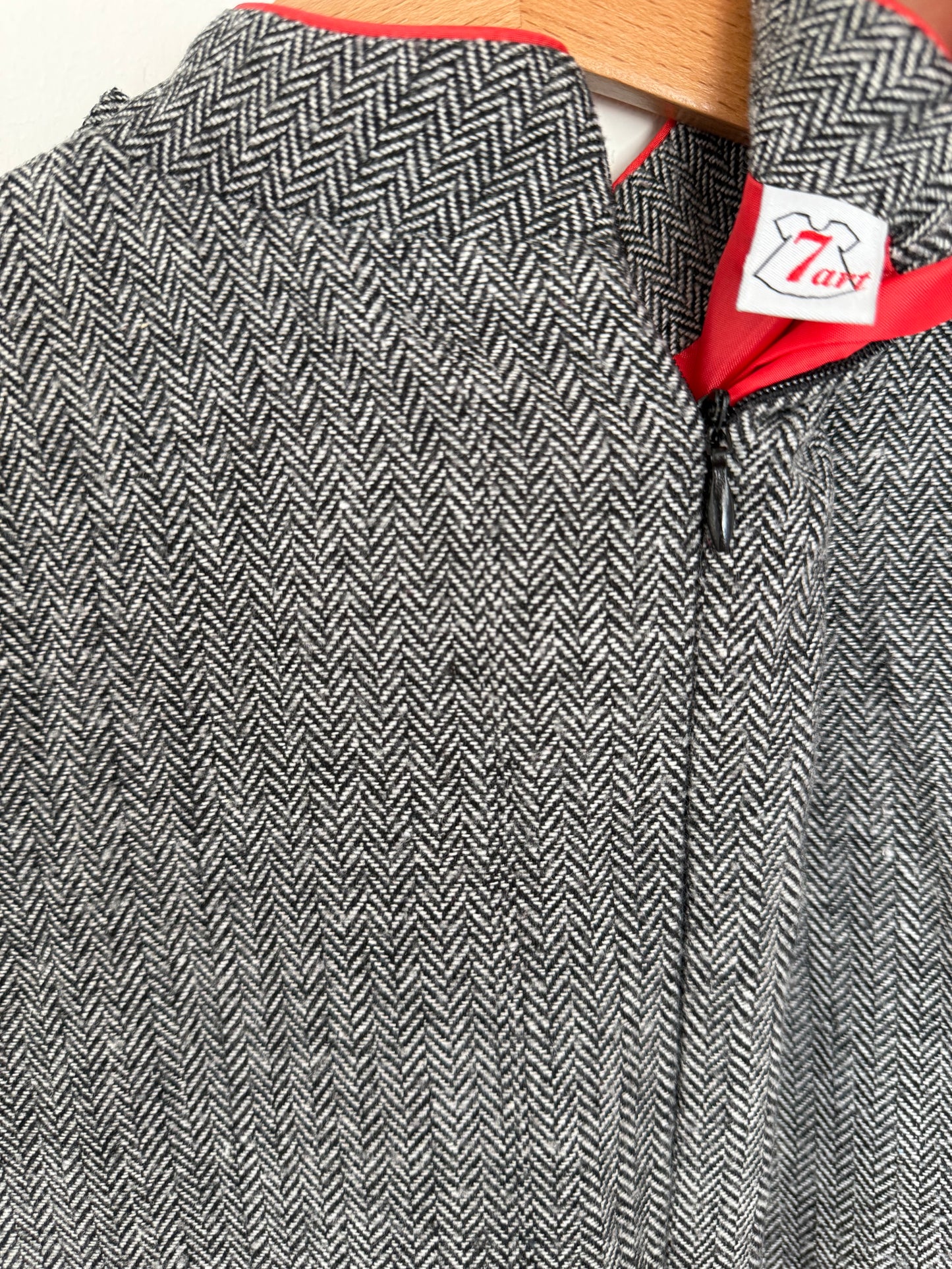 7ART Kleid grau rot 122/128