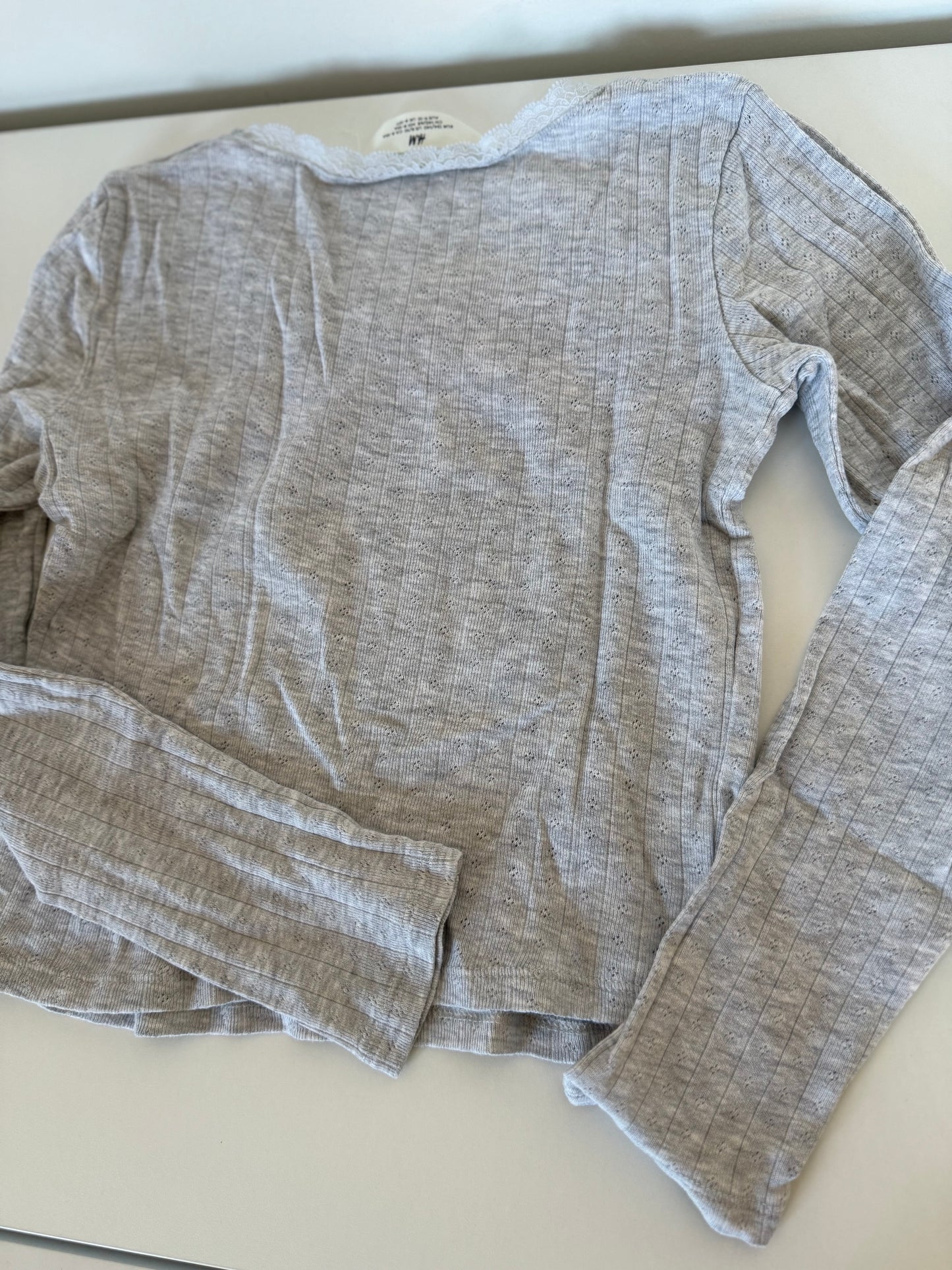 H&M Langarmshirt grau cropped 134/140