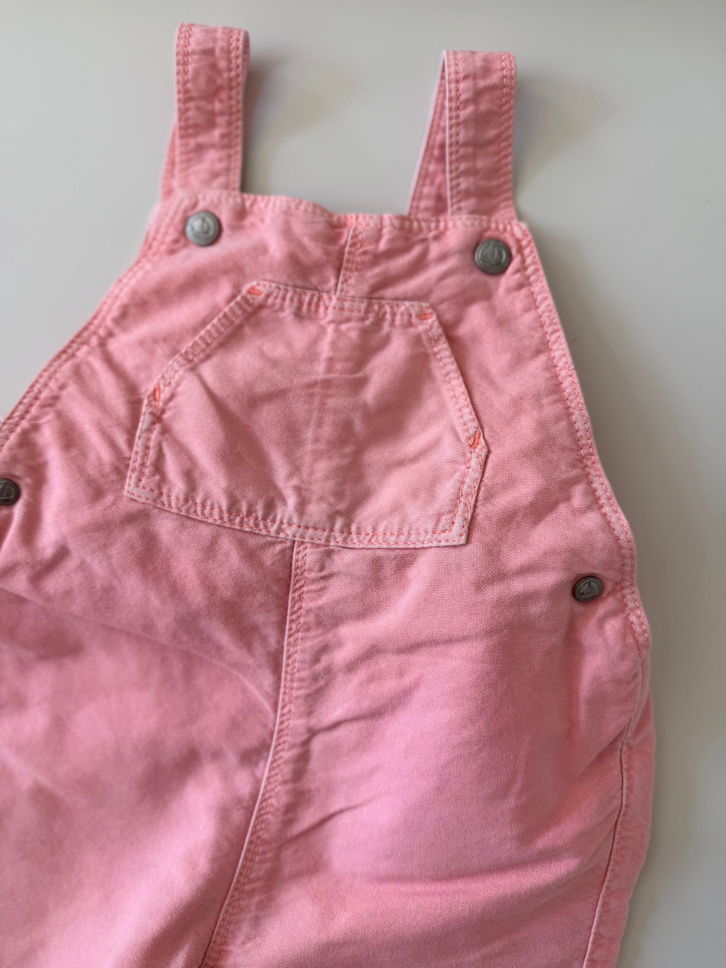 PETIT BATEAU Kinder Latzhose kurz Shorts neon pink 74
