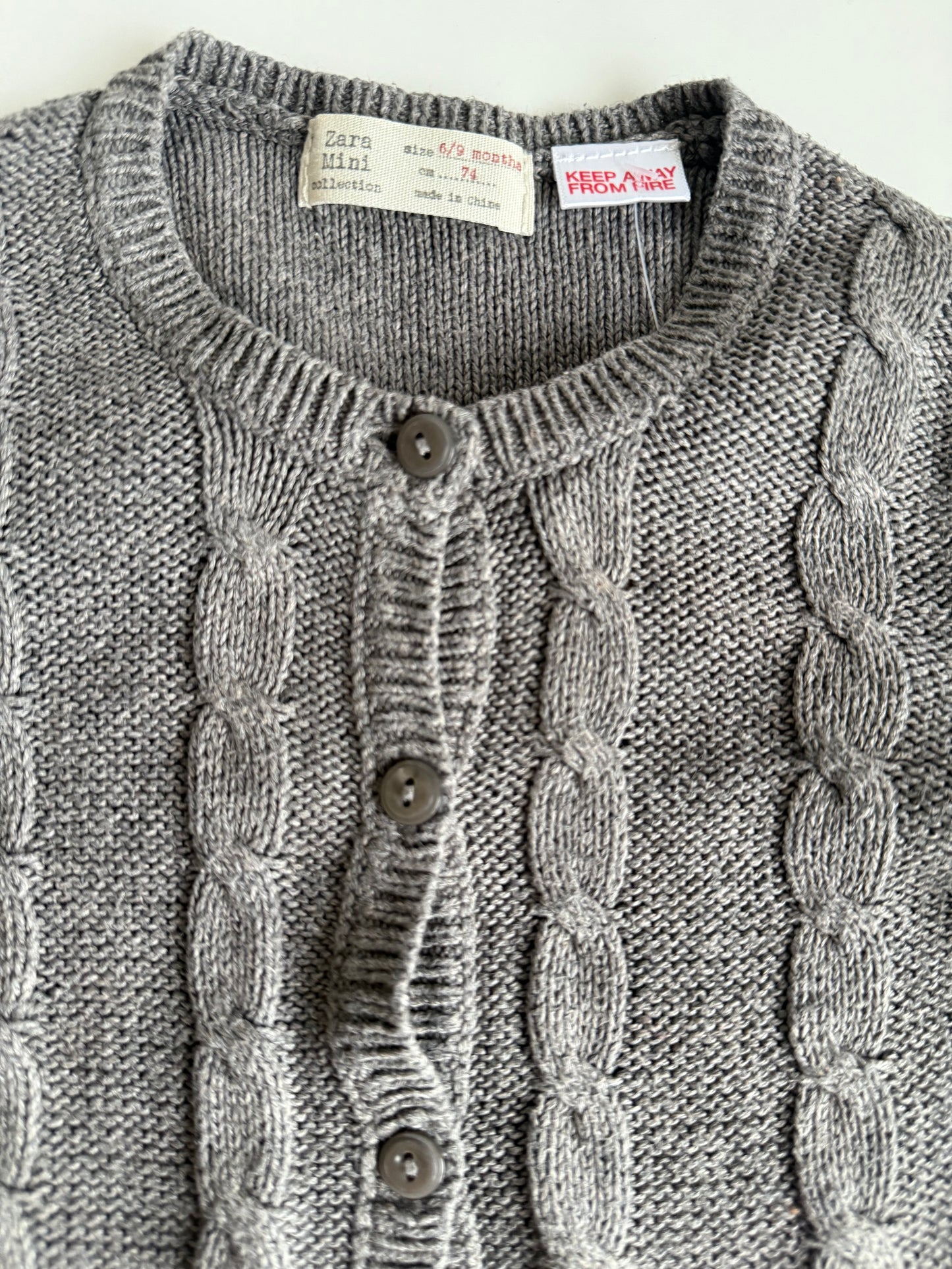 ZARA 
Strickjacke braun grau 74