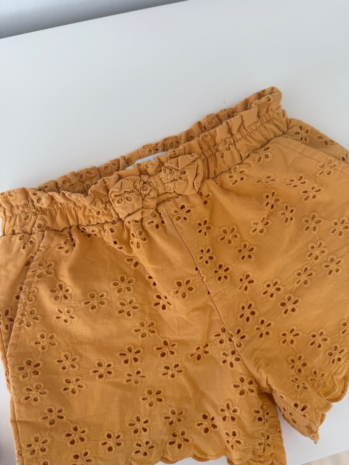 OHNE MARKE Shorts gelb Lochmuster 110