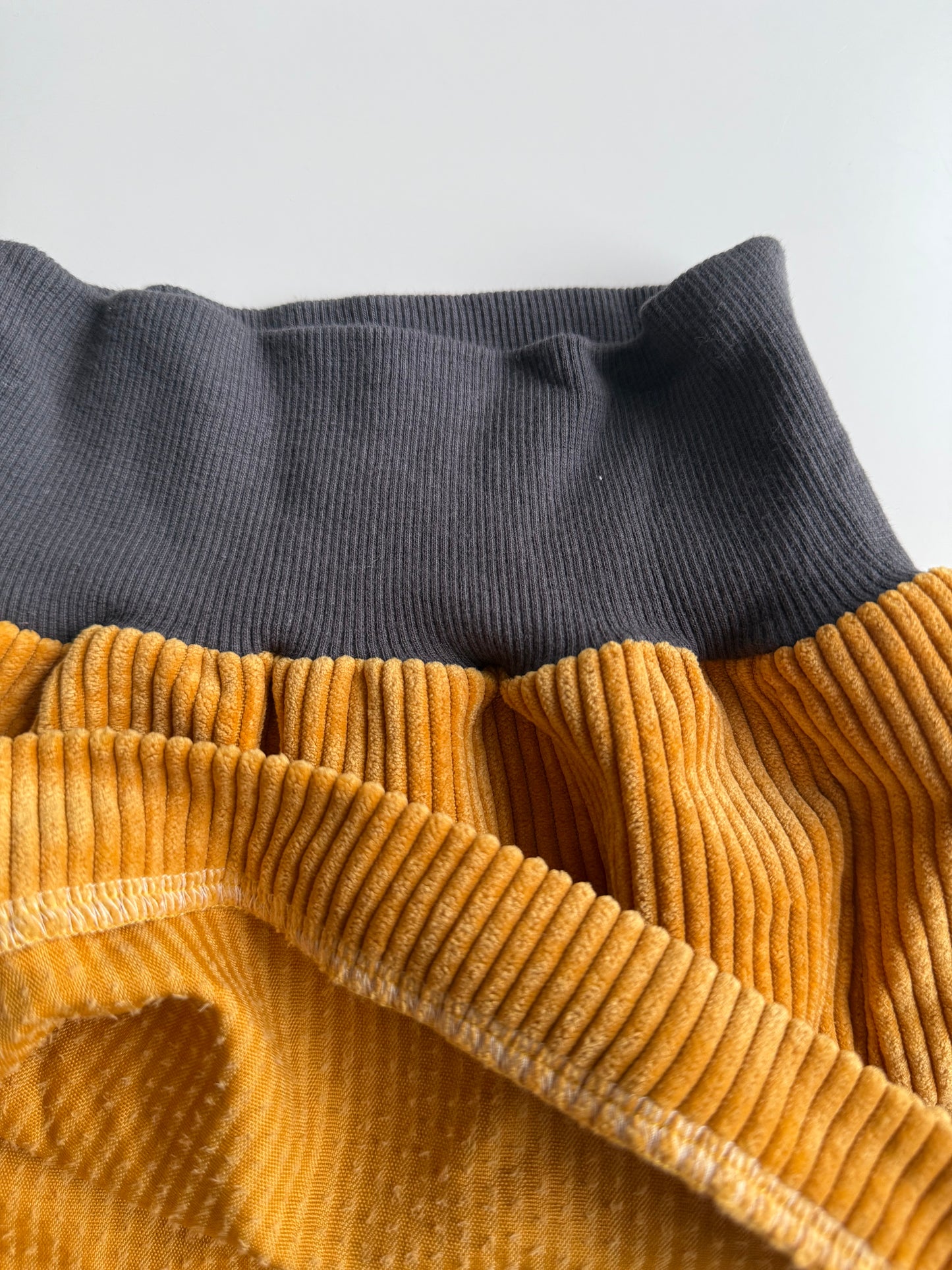 HANDMADE Rock Kord Senfgelb grau  92/98