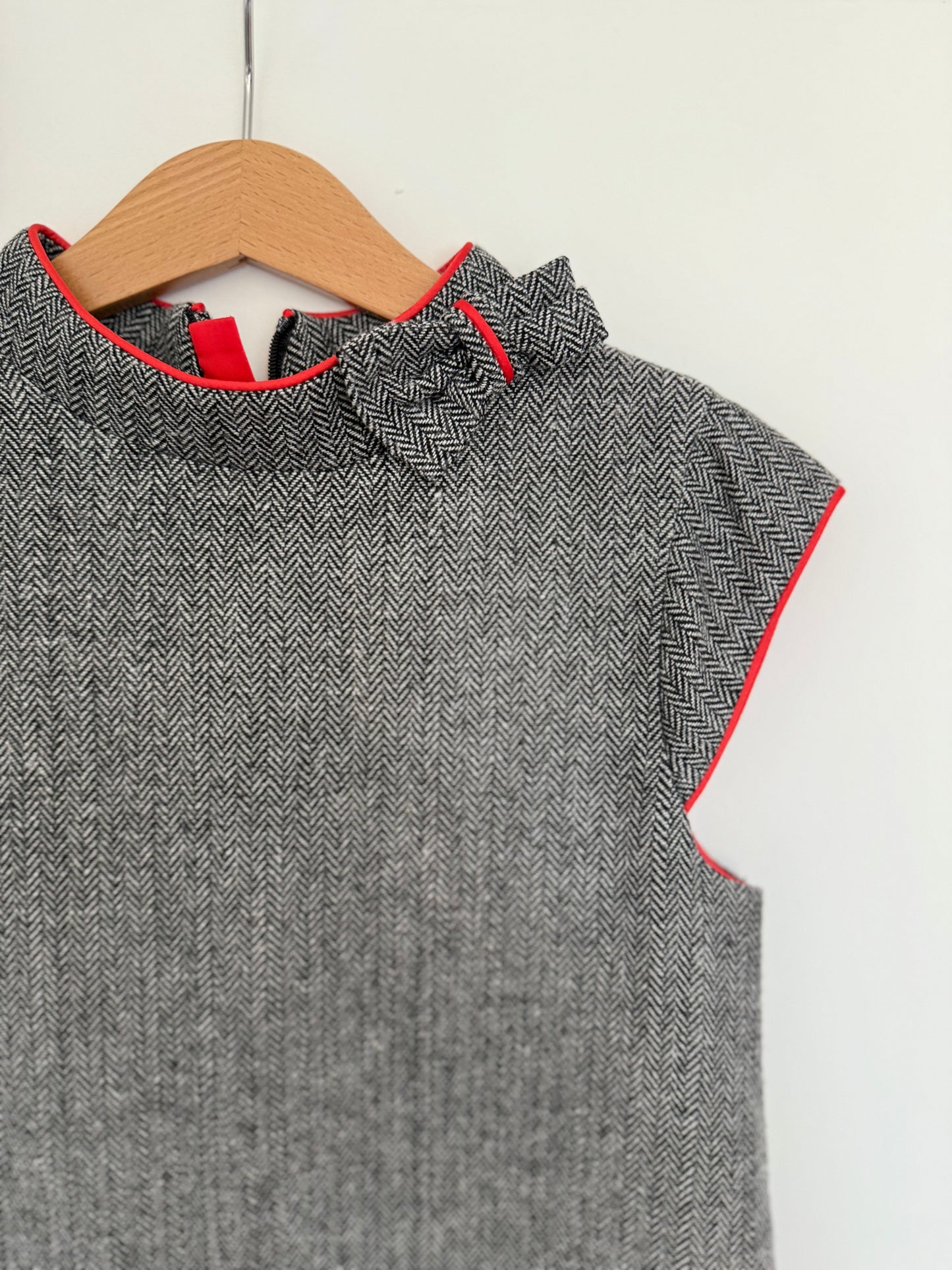 7ART Kleid grau rot 122/128