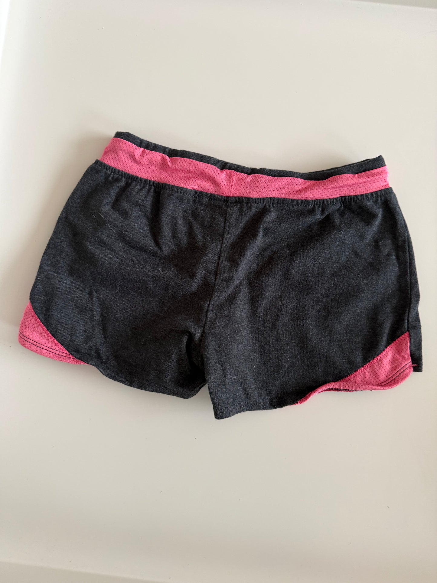 DECATHLON Sport Shorts grau pink 128