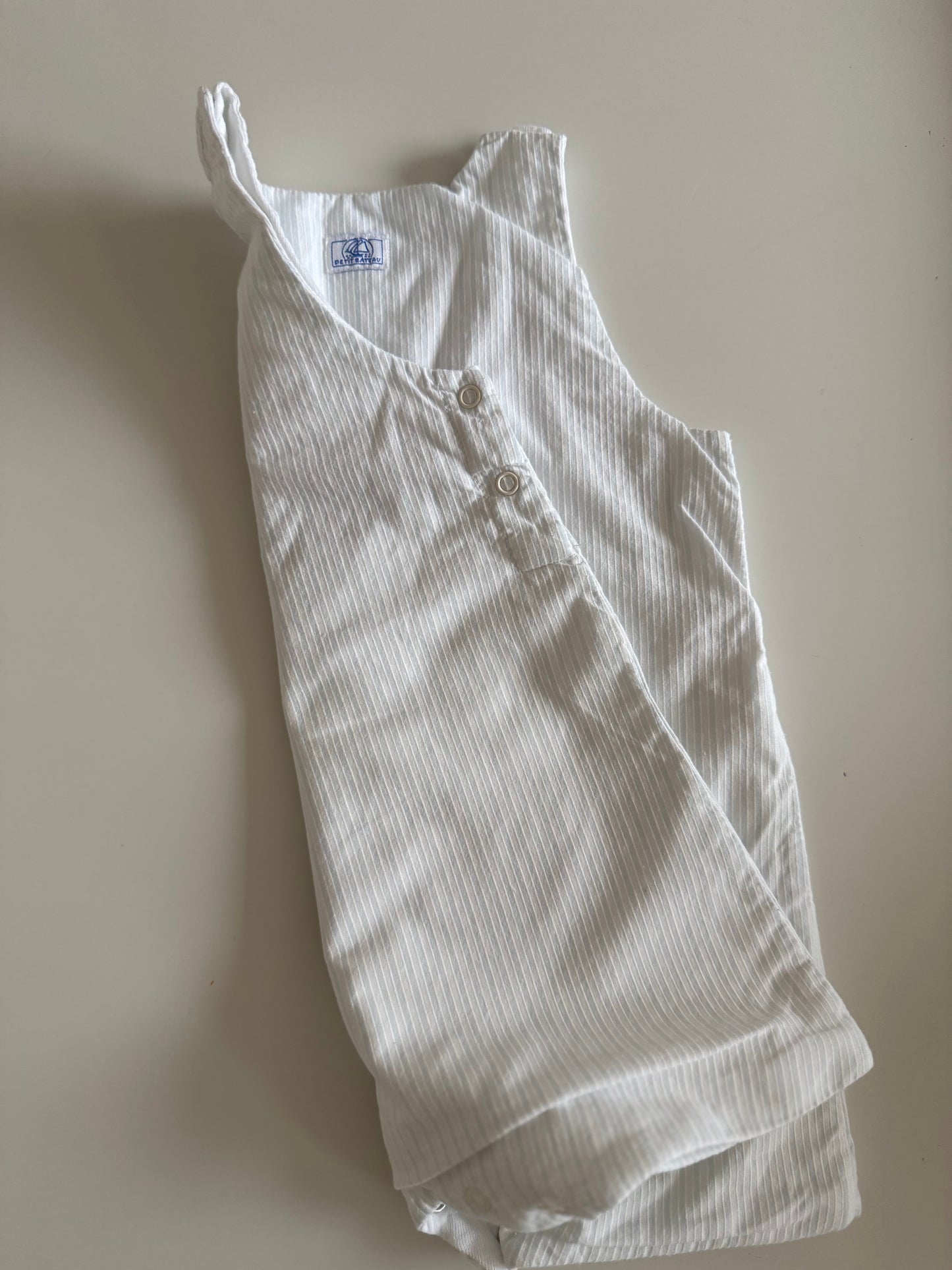 PETIT BATEAU Strampler kurze Hose Shorts weiß hellblau