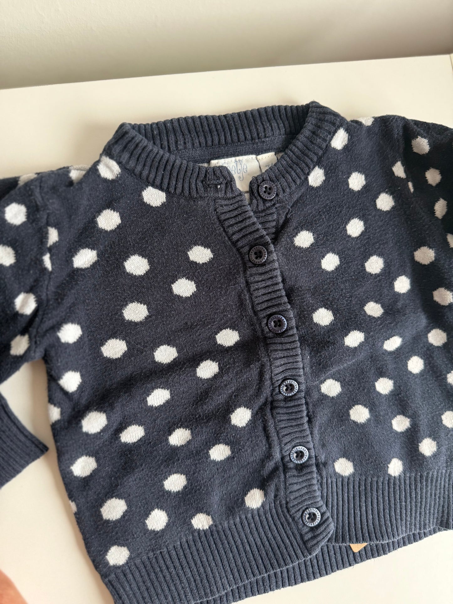 FEETJE 
Strickjacke dunkelblau weiß gepunktet 74