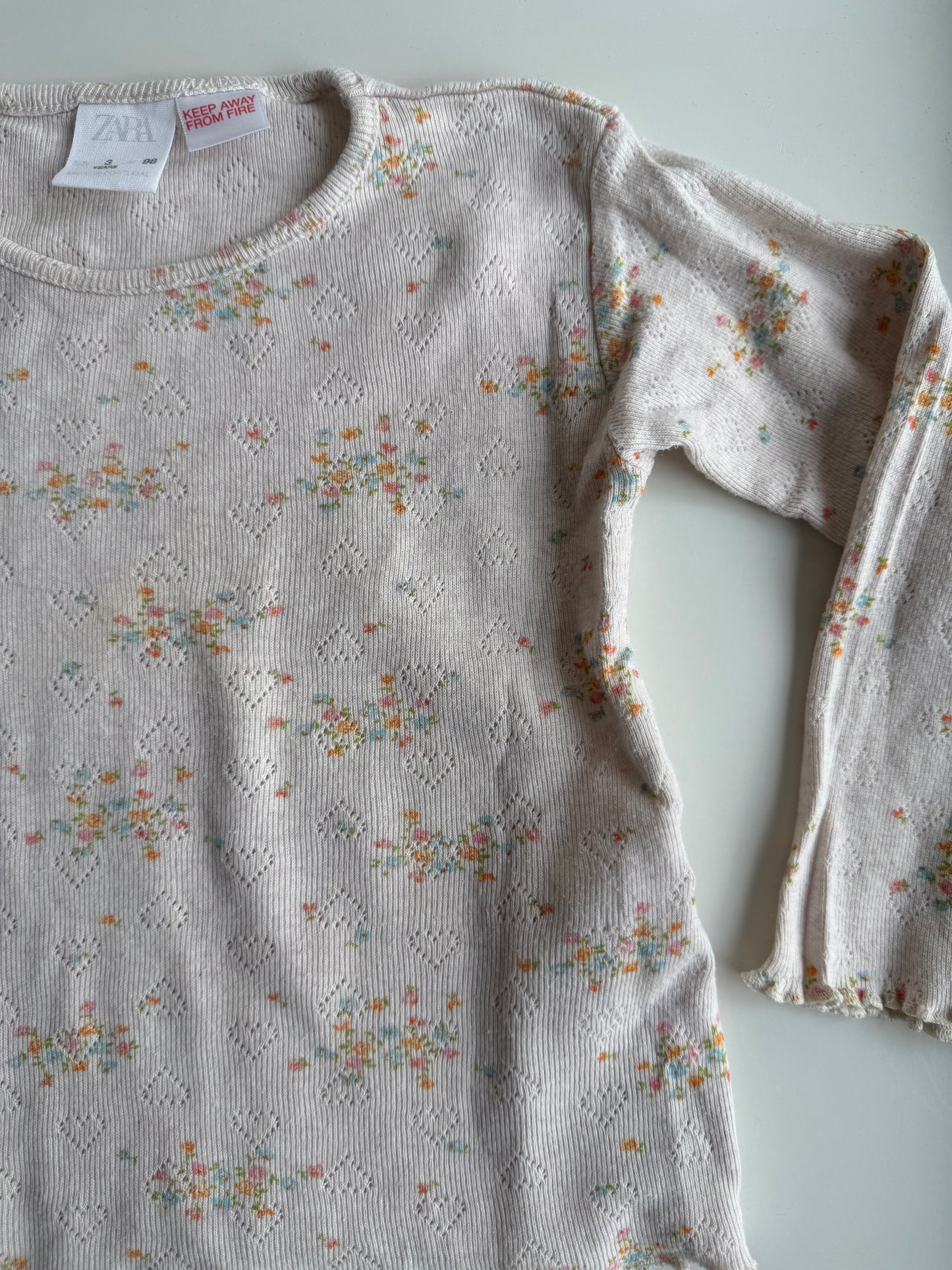 ZARA Langarmshirt Ripp beige Streublumen 98