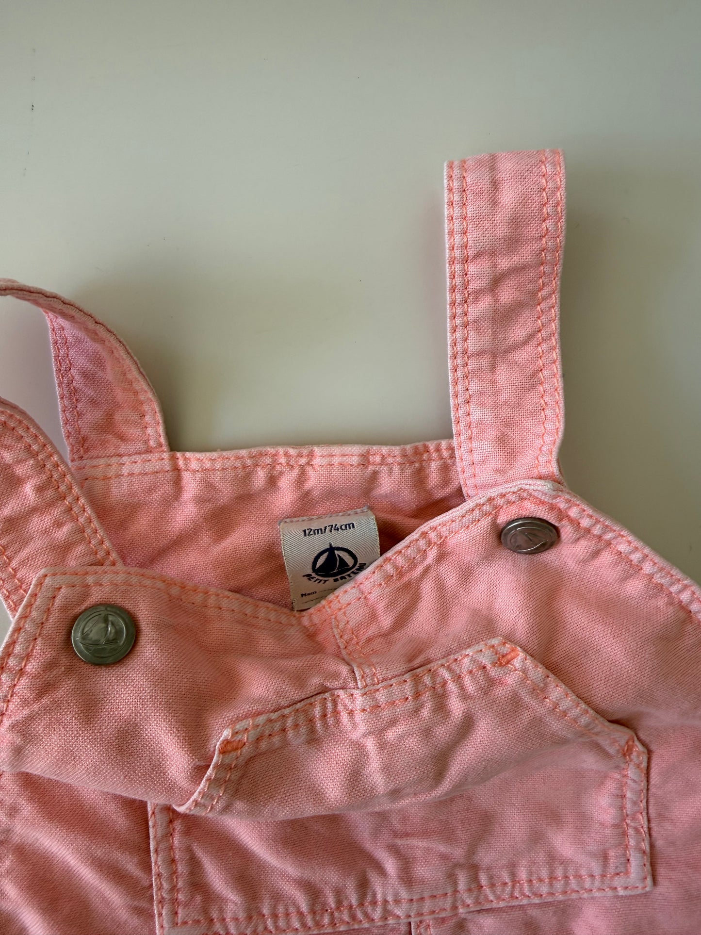 PETIT BATEAU Kinder Latzhose kurz Shorts neon pink 74