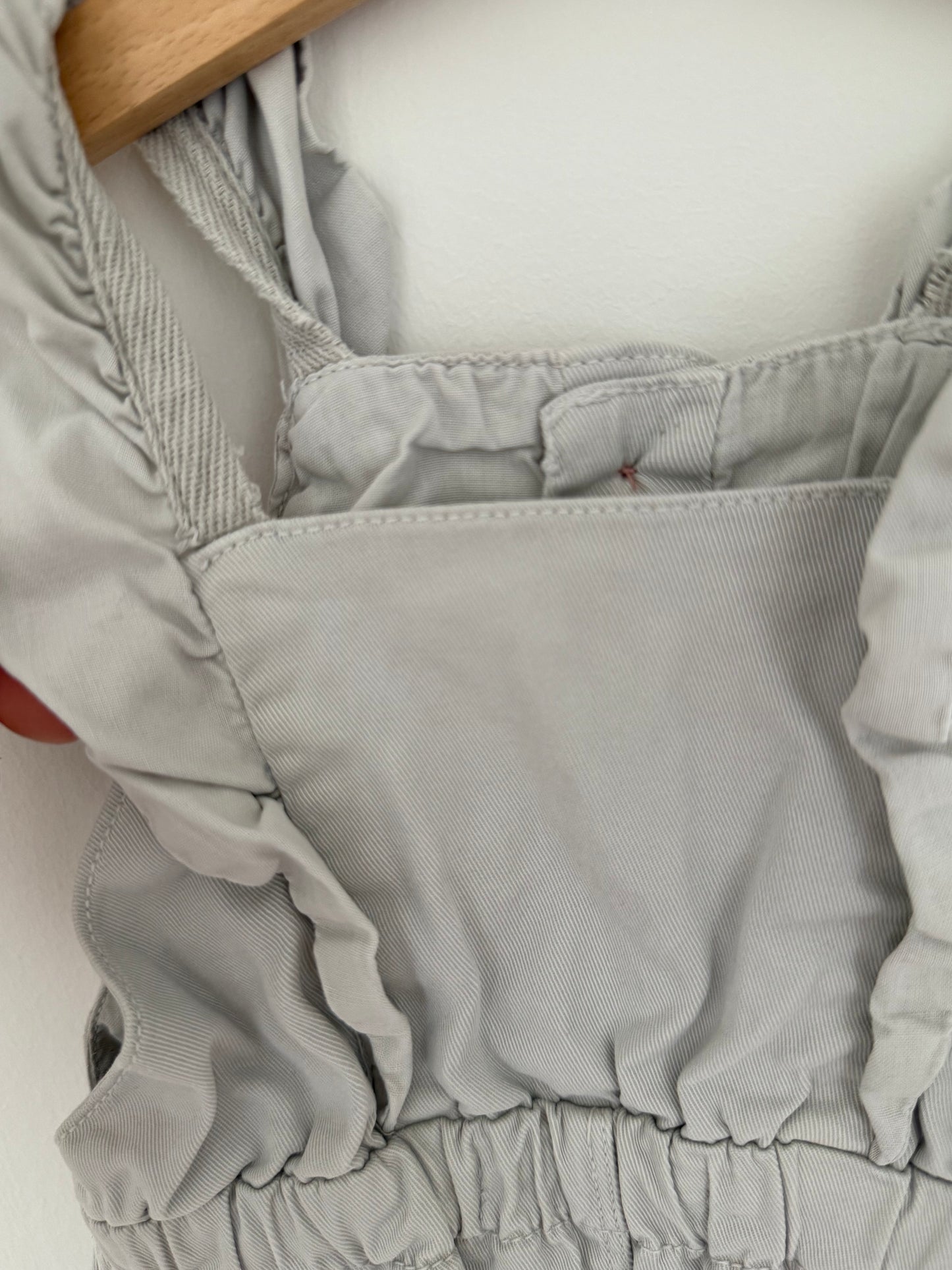 ZARA Latzhose hellgrau Rüschen 80