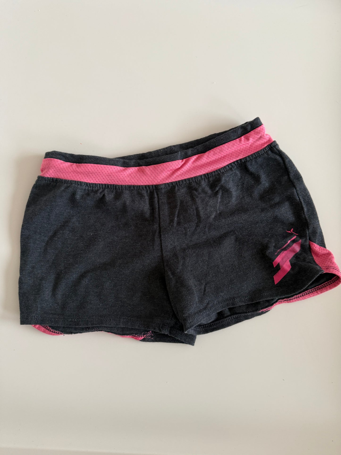 DECATHLON Sport Shorts grau pink 128