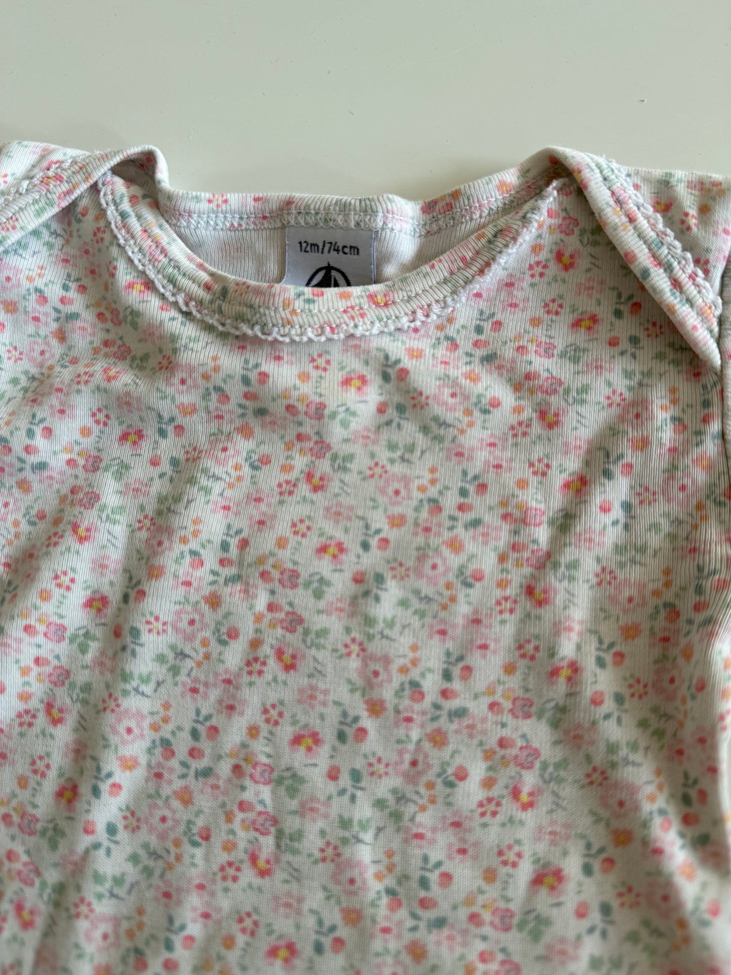 PETIT BATEAU Body rosa Streublumen 74