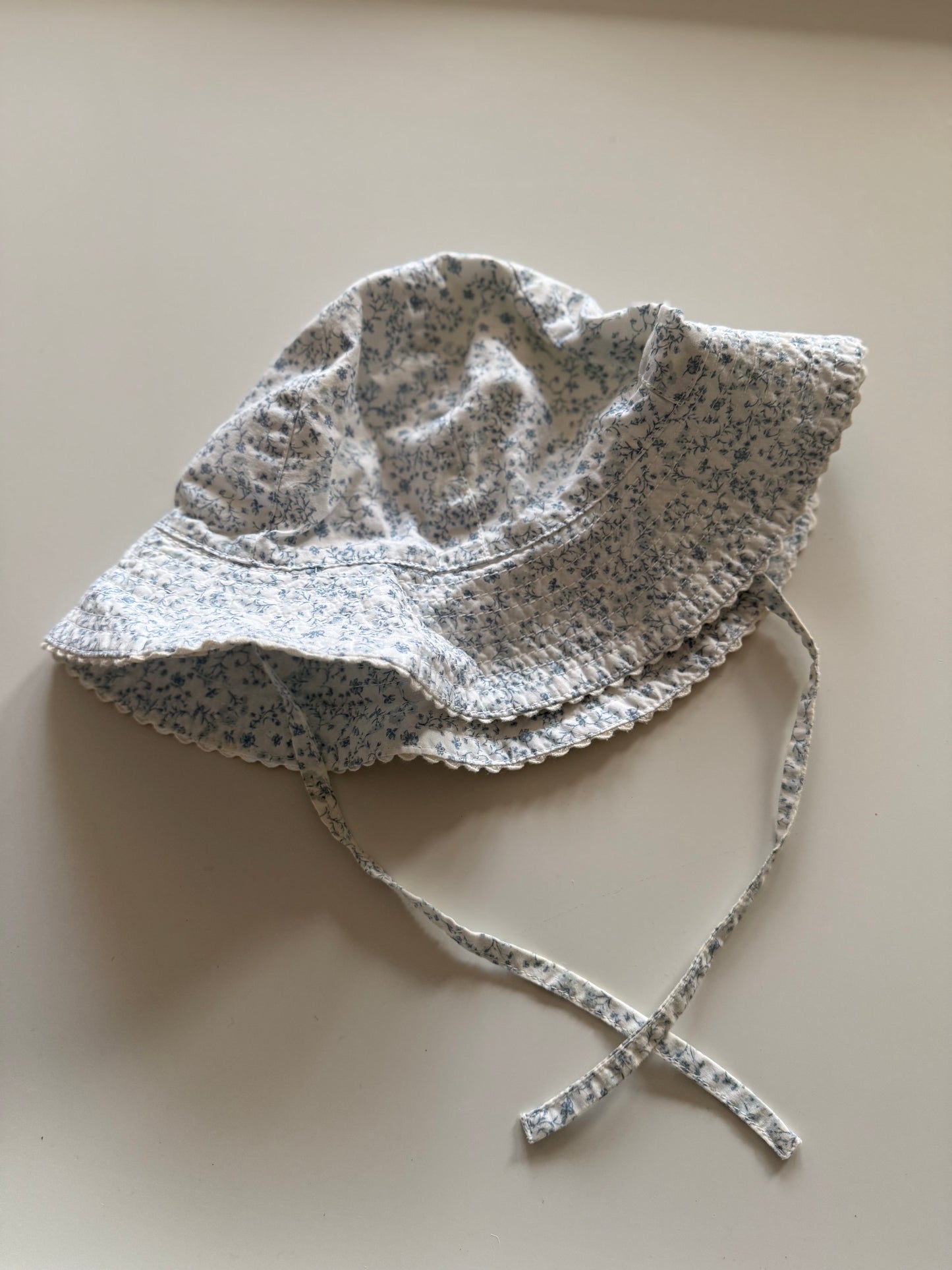 H&M Sonnenhut Streublumen weiß blau 86
