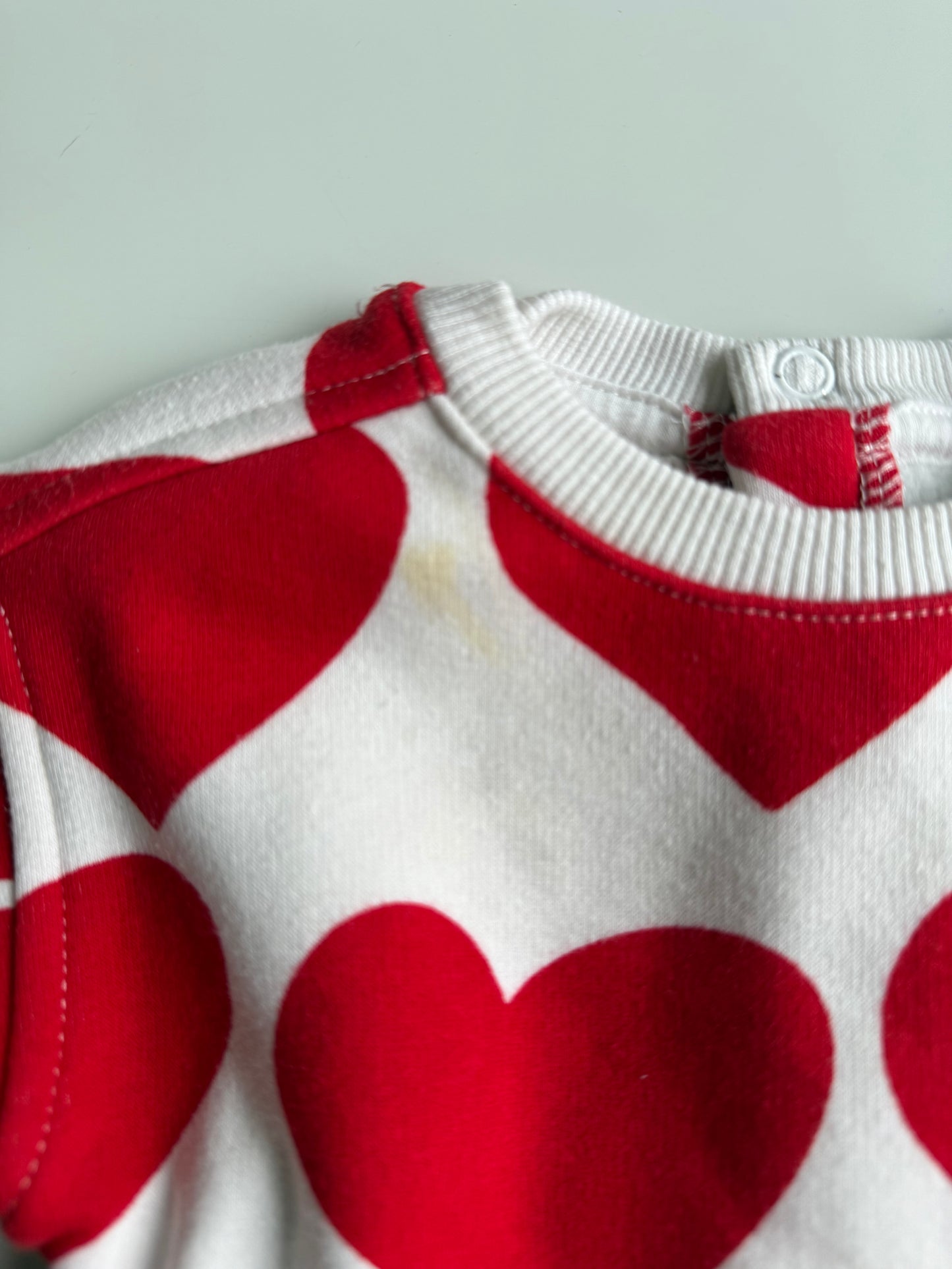 KIABI Sweatshirt Herzen weiß rot 68