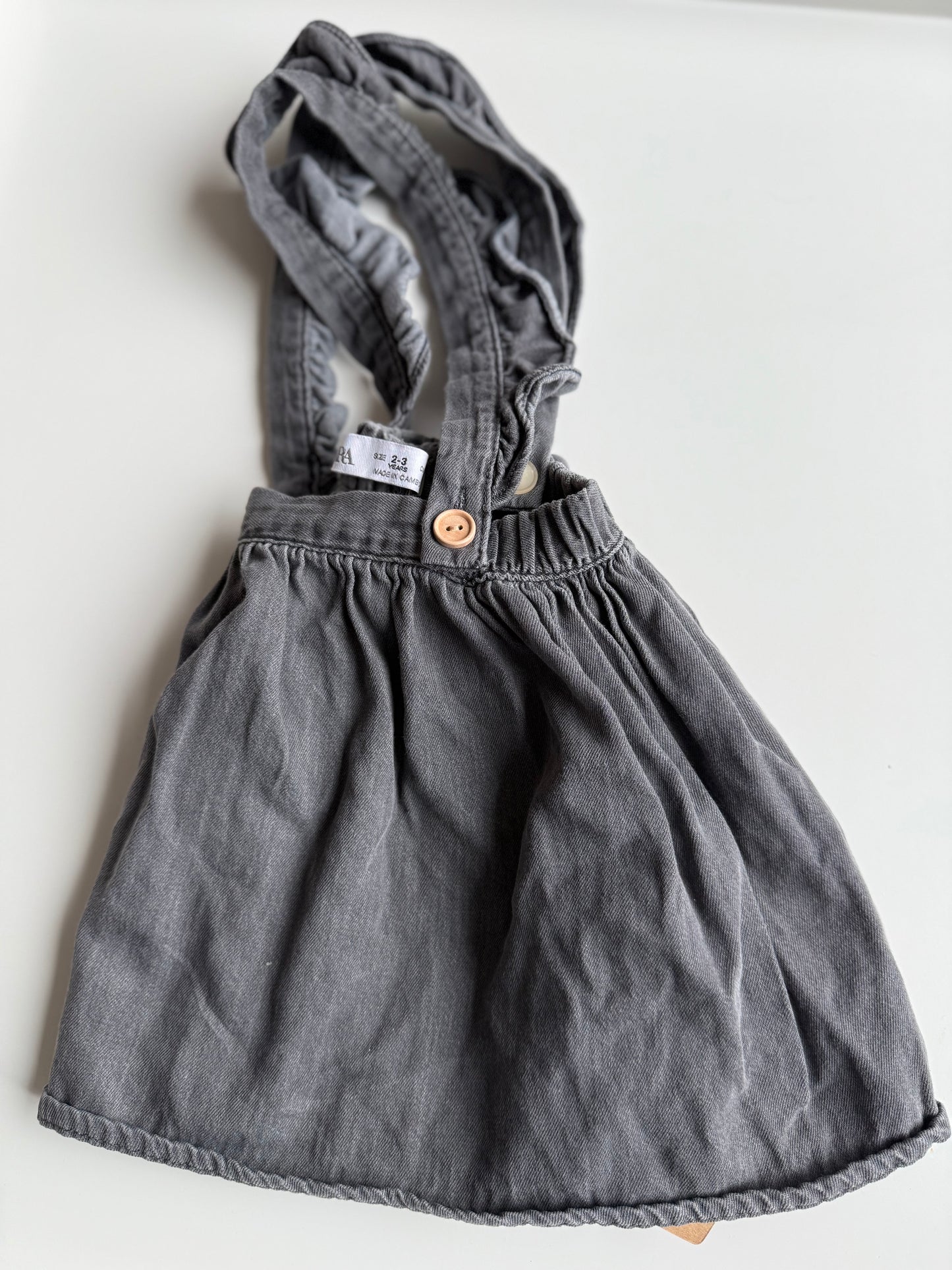 ZARA Latzrock Jeans schwarz grau 98