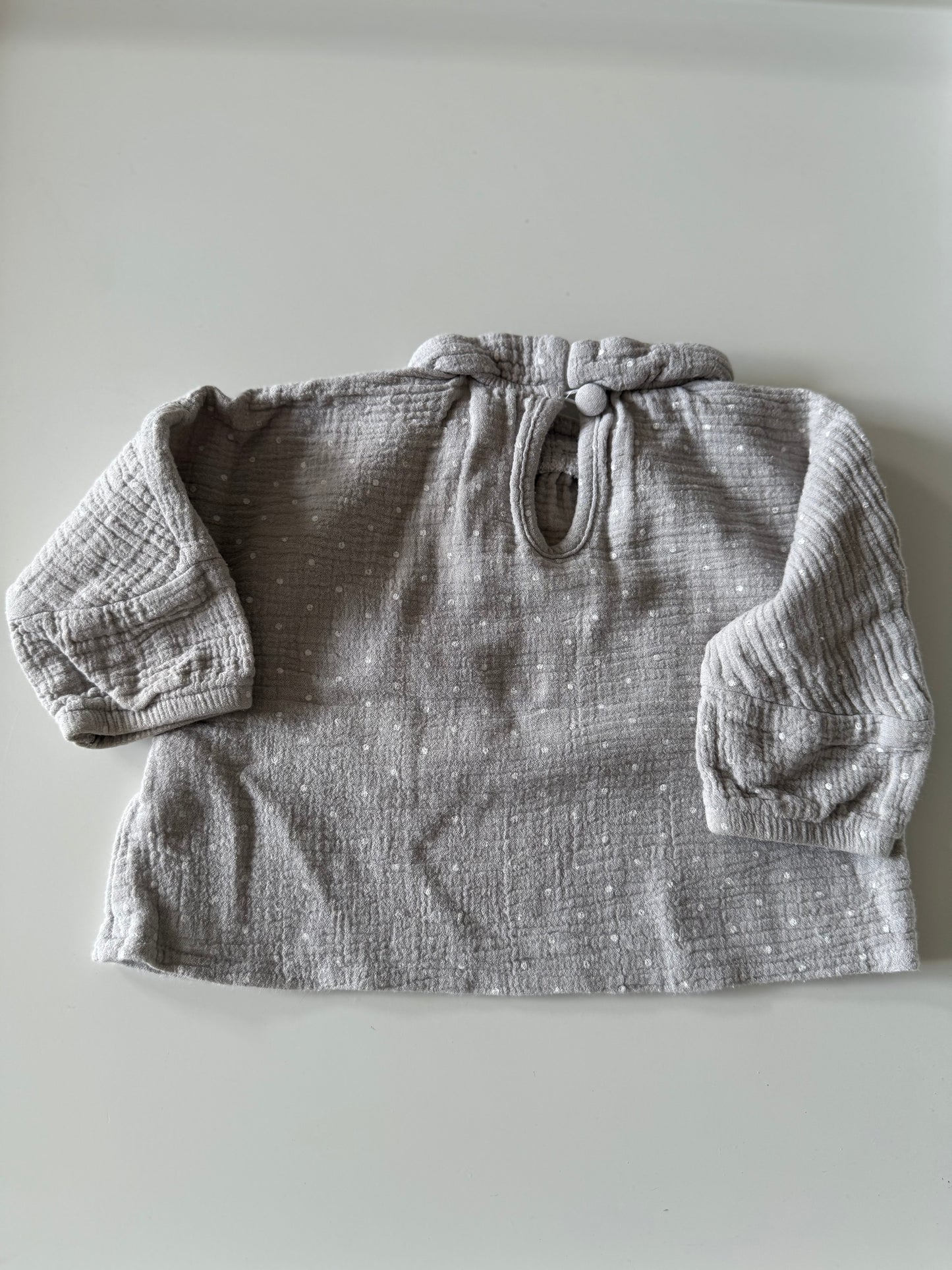 LEEVJE Bluse Musselin hellgrau mit weißen Pünktchen 62/68