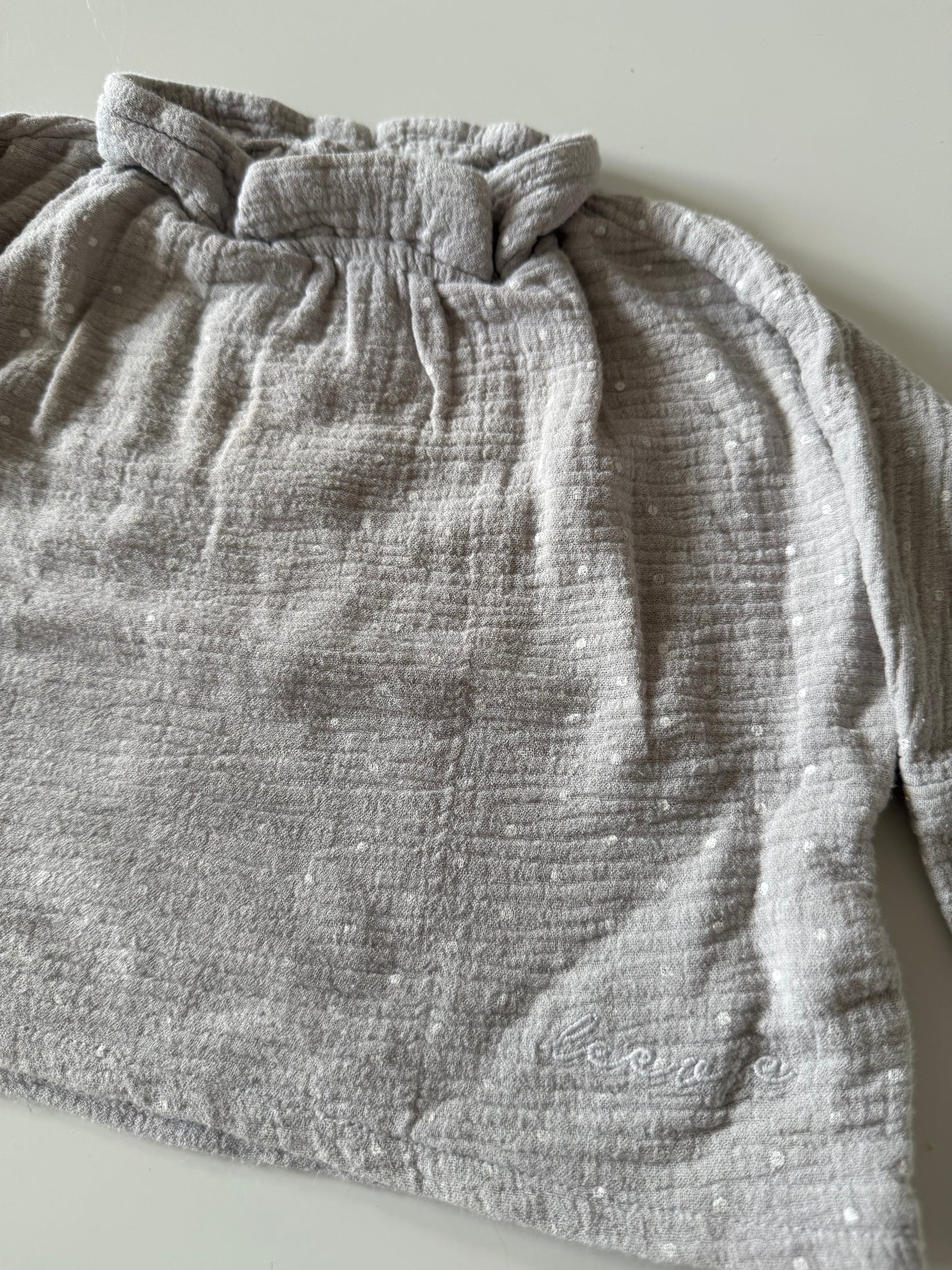 LEEVJE Bluse Musselin hellgrau mit weißen Pünktchen 62/68