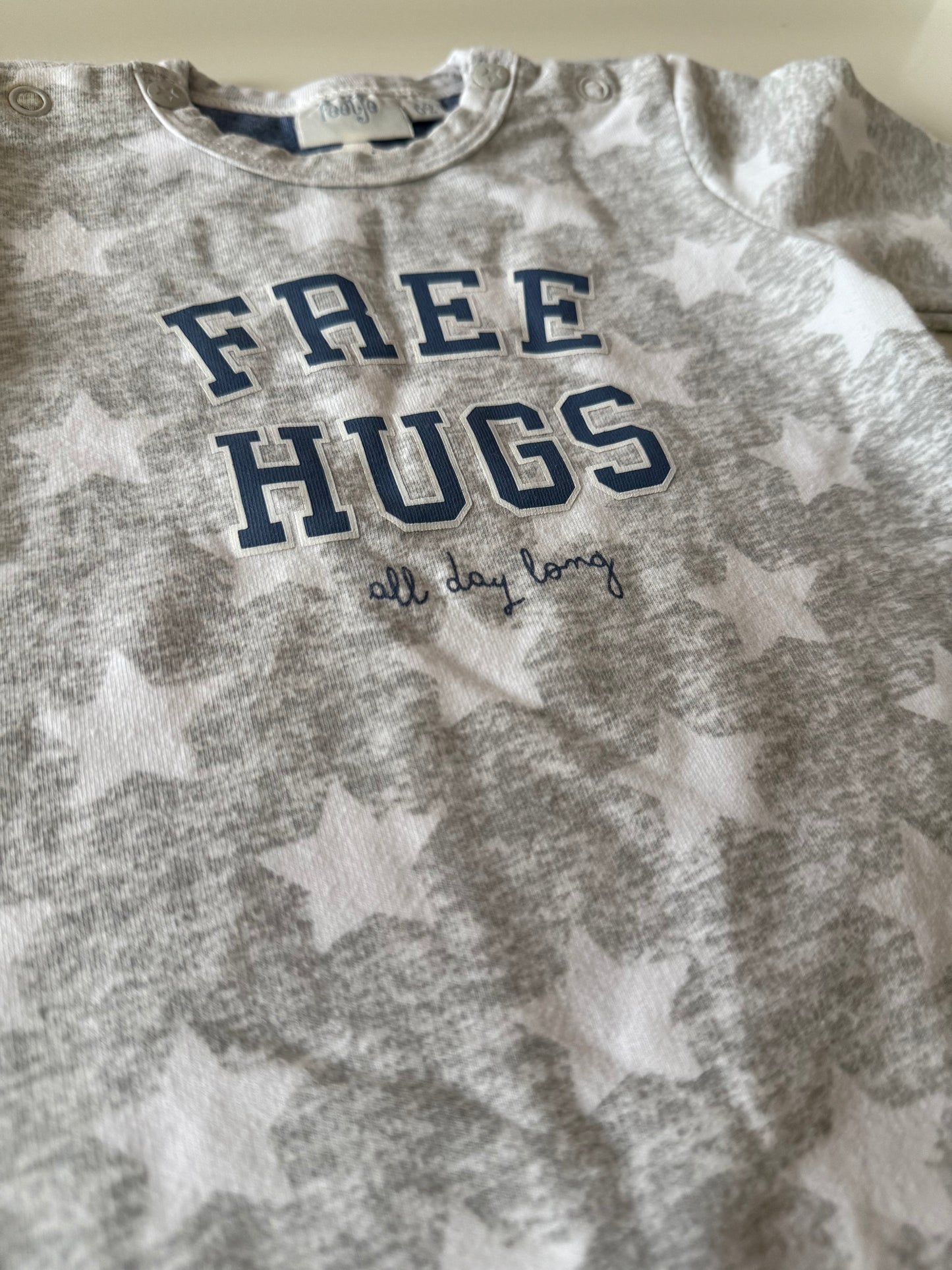 FEETJE 
Strampler grau weiß free Hugs Sterne 62