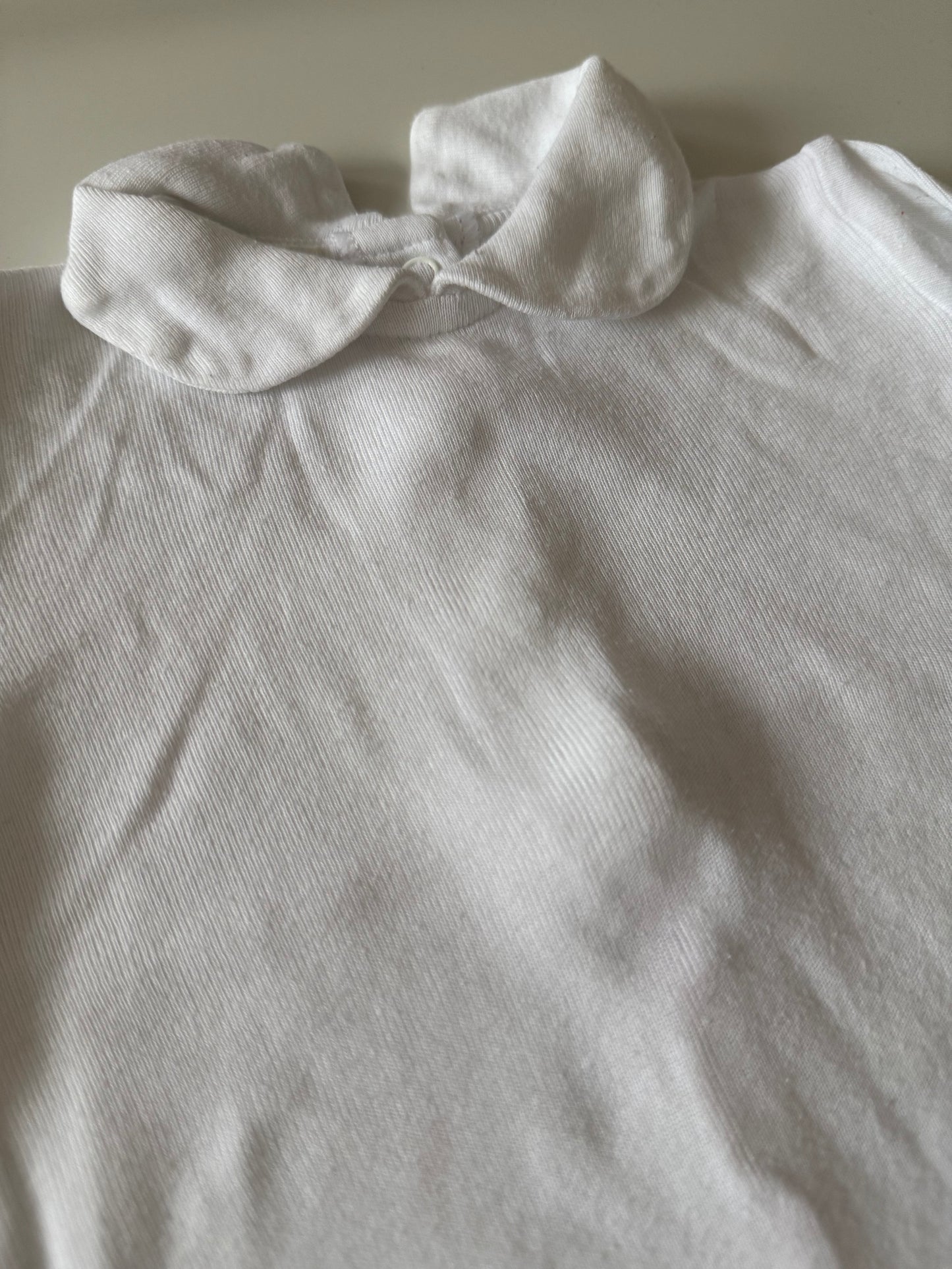 BENETTON 
Body weiß mit Kragen 68